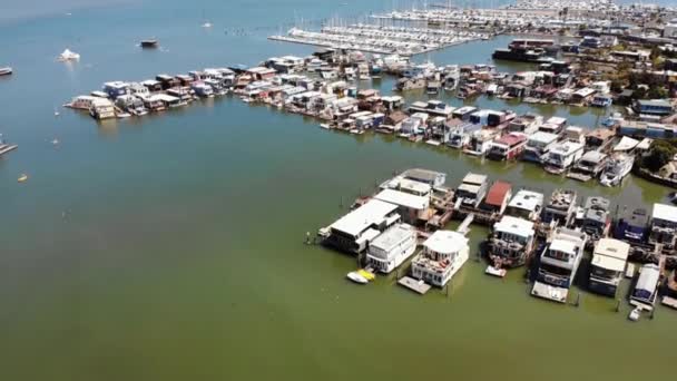 Ανεβαίνοντας Εναέρια Άποψη Των Houseboats Στο Λιμάνι Του Sausalito Στο — Αρχείο Βίντεο