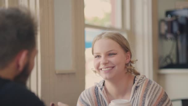 Mädchen Positiven Gespräch Mit Einem Mann Einem Hellen Café Zeitlupe — Stockvideo