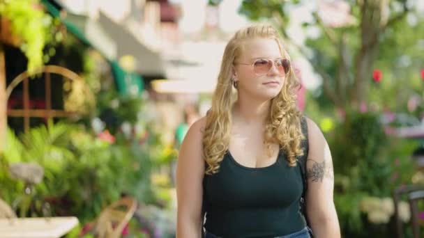 Mädchen Läuft Auf Dem Bürgersteig Der Innenstadt Und Justiert Sonnenbrille — Stockvideo