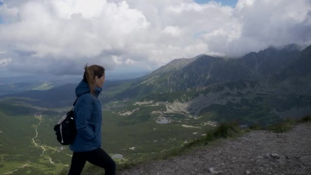 Ładne Ujęcie Dziewczyny Korzystających Scenerii Tatrzańskich Gór Tym Jego Wspaniałe — Wideo stockowe