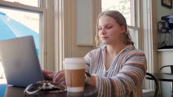 Chica Trabajando Distancia Estudiante Investigando Ordenador Portátil Café Público Movimiento — Vídeos de Stock