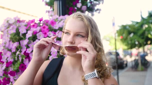 Κορίτσι Βάζει Γυαλιά Ηλίου Αεροπόρος Έξω Μπροστά Από Λουλούδια Στην — Αρχείο Βίντεο