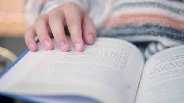 Sluit Iemands Vingers Hand Volg Lijnen Die Een Boek Lezen — Stockvideo