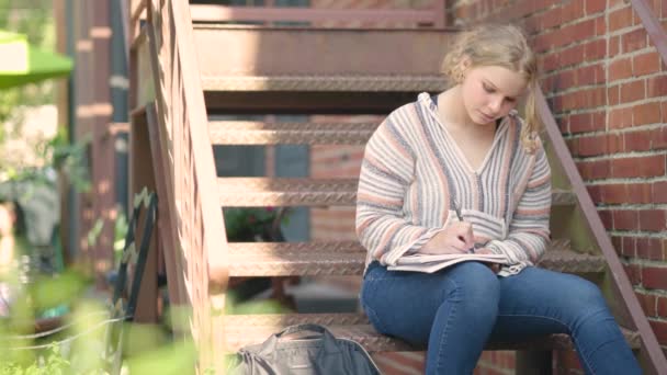 Flicka Student Skriver Anteckningsblock Sitter Trappor Utanför Långsamma Rörelser — Stockvideo
