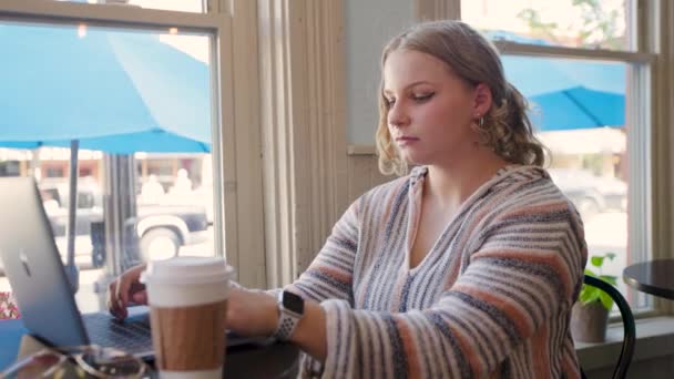 카페에서 컴퓨터로 일하는 여학생 — 비디오