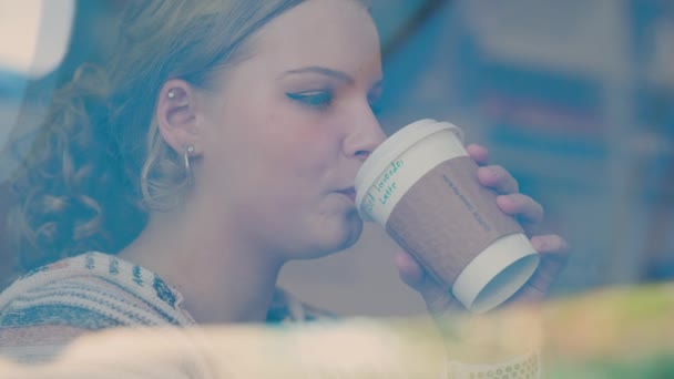 Étudiante Buvant Café Tout Travaillant Dans Café Tourné Ralenti — Video