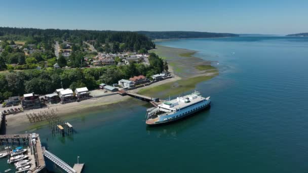 Drone Disparo Pequeño Ferry Cercanías Orilla Langley Washington — Vídeo de stock