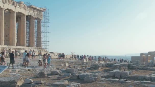 Πλήθη Τουριστών Που Επισκέπτονται Τον Παρθενώνα Στην Αθήνα — Αρχείο Βίντεο