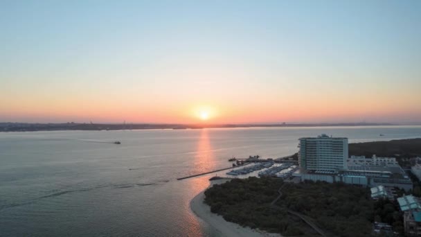 晨曦中的美丽湖畔升起 伴随着几艘船航行 色彩斑斓的橘红色日出 Setbal 葡萄牙 — 图库视频影像