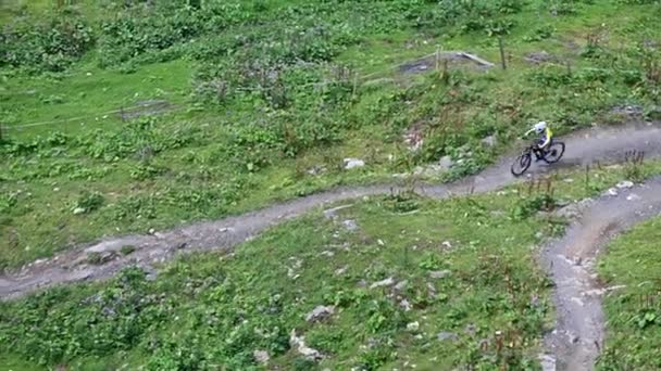 Dois Motociclistas Estão Montando Descida Uma Pista Sinuosa Sujeira Com — Vídeo de Stock