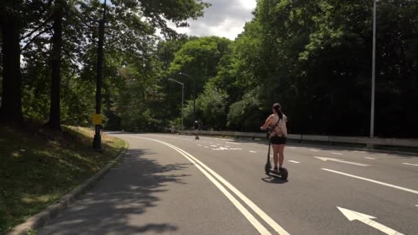 Slow Motion Beelden Van Fietsers Rijden Het Central Park — Stockvideo