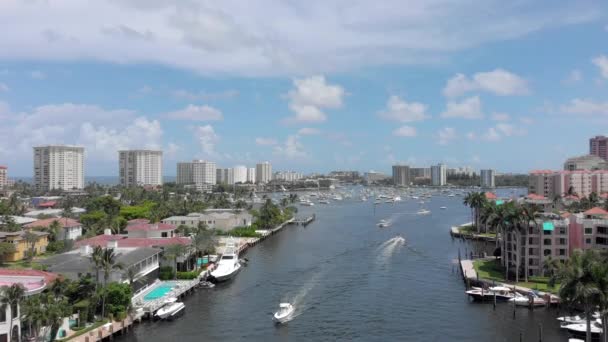 Drone Crescente Disparado Sobre Canal Navegável Para Barcos Iates Fort — Vídeo de Stock