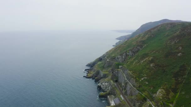 Vue Aérienne Des Falaises Bray Head Avec Des Gens Qui — Video