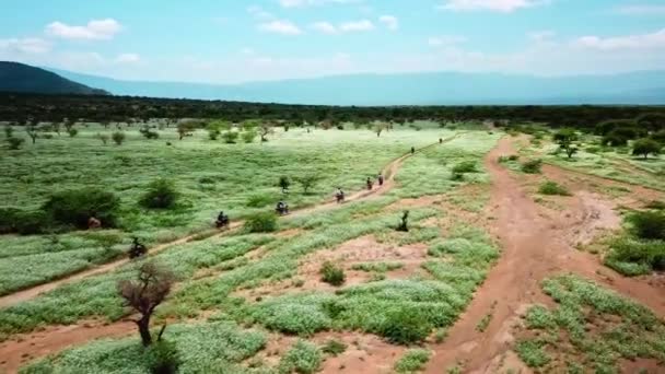 Turyści Jeżdżący Motocyklach Podróżujący Kierunku Jeziora Magadi Kenii Zdjęcia Dronów — Wideo stockowe