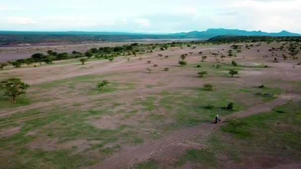 Panorama Aéreo Parque Nacional Cratera Ngorongoro Com Motocicleta Viajante Tanzânia — Vídeo de Stock