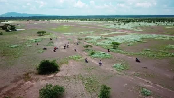 Afrikanische Landschaft Mit Reisenden Die Tagsüber Motorrad Fahren Luftaufnahme — Stockvideo