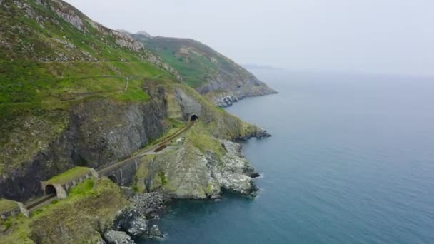 Vista Aérea Los Acantilados Bray Head Con Gente Caminando Por — Vídeos de Stock