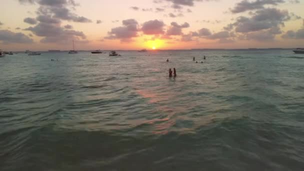 Άνθρωποι Στην Παραλία Στο Τιρκουάζ Νερό Της Καραϊβικής Στο Ηλιοβασίλεμα — Αρχείο Βίντεο