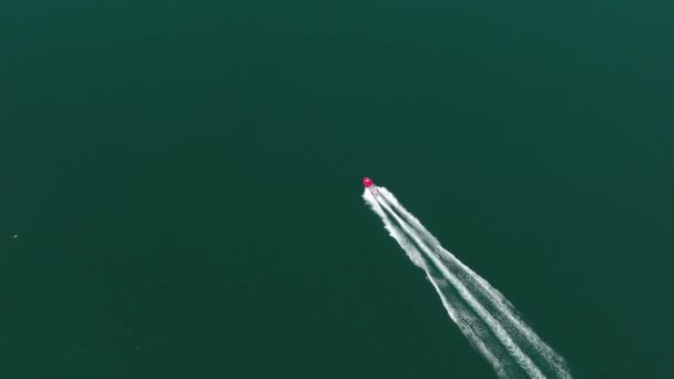 フレームをリッピング赤いモーターボートの頭上の空中ビュー — ストック動画