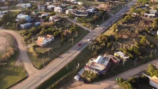 Letecký Pohled Červené Auto Jedoucí Podél Pobřežní Silnice Punta Del — Stock video