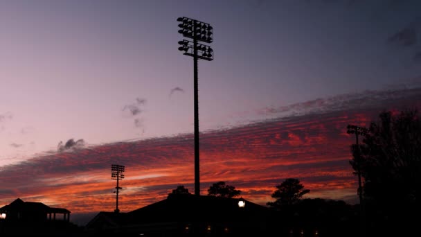 Prachtige Zonsondergang Een Voetbalveld Bij Christopher Newport University — Stockvideo