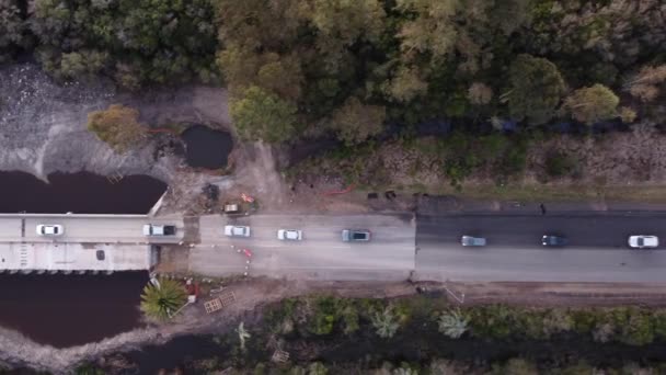 Escalada Arriba Hacia Abajo Atasco Tráfico Carretera Rural Atardecer Vehículos — Vídeo de stock