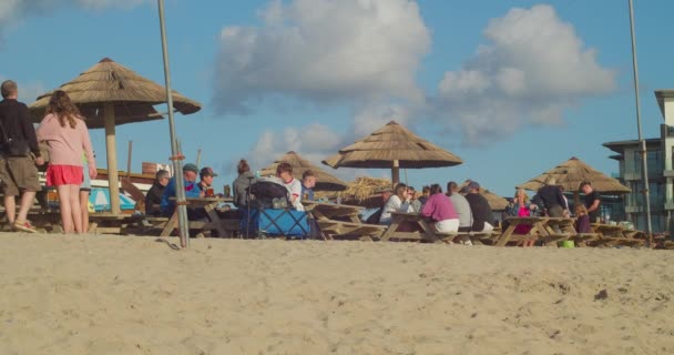 Pessoas Comendo Bebendo Aproveitando Verão Watering Hole Beach Bar Restaurant — Vídeo de Stock