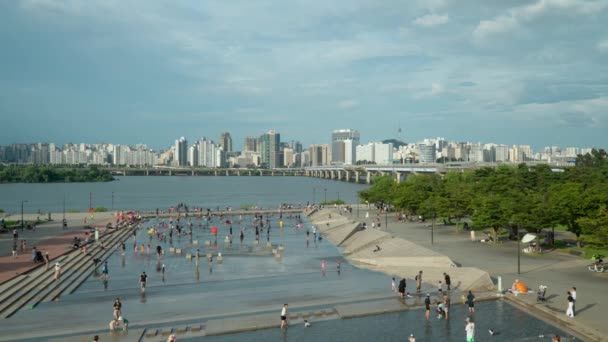 Menschen Ruhen Sich Einem Bewölkten Sommertag Hangang Park Cascade Plaza — Stockvideo