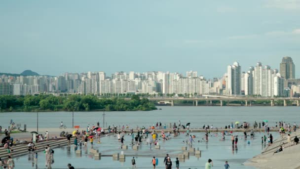 Koreanska Barnfamiljer Har Kul Vid Grunda Pooler Yeouido Hangang Park — Stockvideo