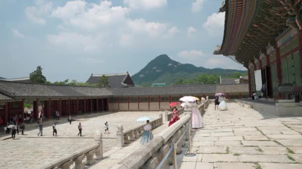 Αίθουσα Του Θρόνου Του Βασιλιά Geunjeongjeon Στο Παλάτι Gyeongbokgung Κορίτσια — Αρχείο Βίντεο