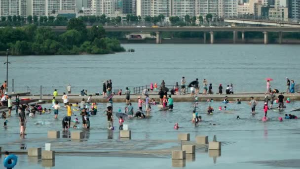 Koreaanse Kinderen Peuters Met Ouders Genieten Van Waterspelen Yeouido Hangang — Stockvideo