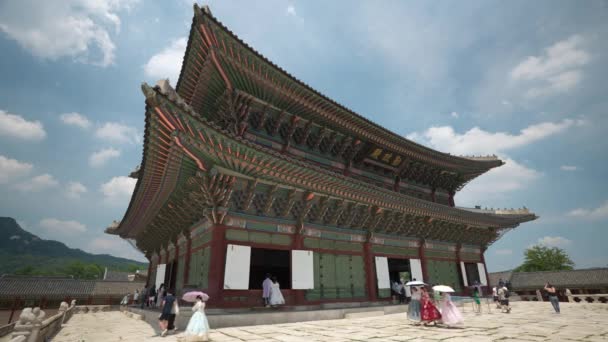 Turisták Hanbok Jelmezek Ellátogatnak Geunjeongjeon King Throne Hall Gyeongbokgung Palace — Stock videók