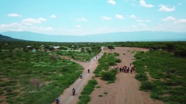 Viajeros Durante Excursiones Motocicleta Alrededor Del Lago Natron Tanzania Disparo — Vídeos de Stock