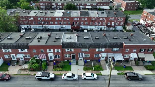 Bairro Casas Fileira Carros Estacionados Nas Ruas Tema Pobreza Americana — Vídeo de Stock