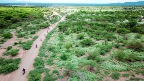 Motociclisti Avventura Fuoristrada Intorno Lago Magadi Kenya Puleggia Aerea Drone — Video Stock