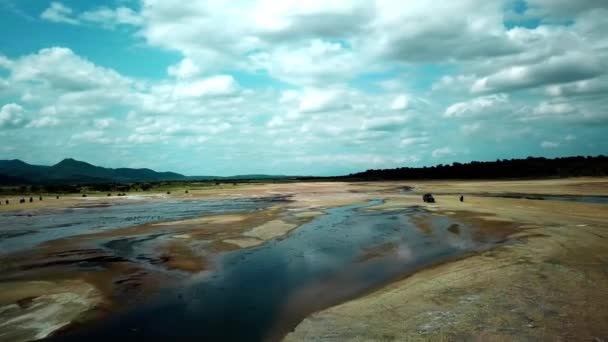 Lake Magadi Turistákkal Motorkerékpáron Élvezi Táj Kenyában Légi Drón — Stock videók
