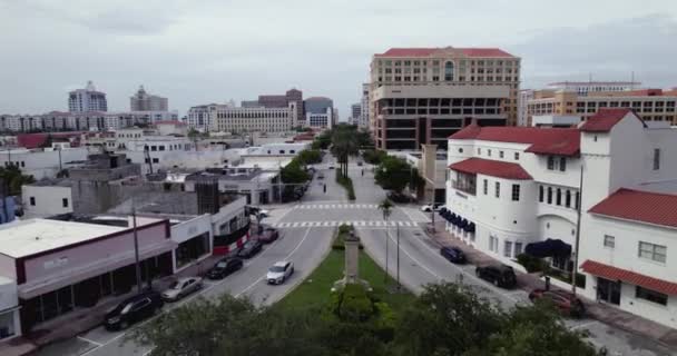 Flygfoto Låg Över Den Lugna Ponce Leon Gatan Coral Gables — Stockvideo