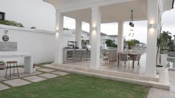 Confortable Barbecue Luxe Dans Villa Blanche Moderne Vue Sur Orbite — Video