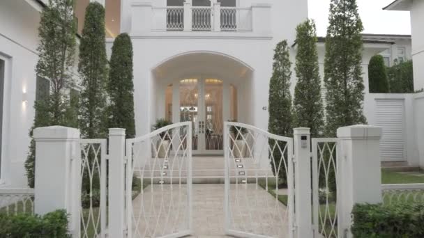 豪华的白色别墅 外型现代 步行在Pov娃娃前 — 图库视频影像