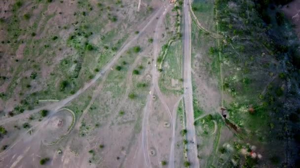 Visão Aérea Motos Que Viajam Estradas Sinuosas Dentro Reserva Natural — Vídeo de Stock