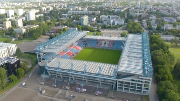 ヴィスラ クラクフサッカークラブの本拠地ヘンリク ライマン スタジアムの上での撮影 — ストック動画