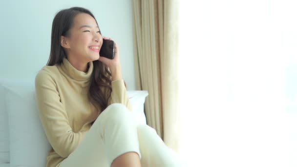 Joven Mujer Feliz Teniendo Una Llamada Telefónica Que Habla Teléfono — Vídeos de Stock