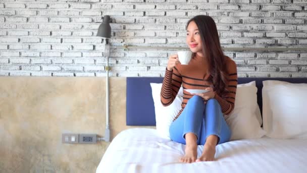 Happy Young Woman Drinken Ochtend Thee Koffie Bed Heldere Ochtend — Stockvideo