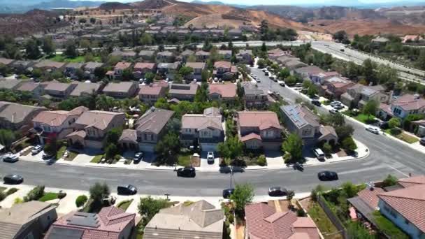 カリフォルニア州シミバレーの郊外の高級住宅地 航空機のフライオーバー — ストック動画