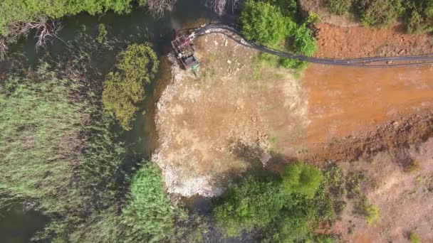 Grande Lago Com Uma Grande Bomba Água Levando Água Para — Vídeo de Stock