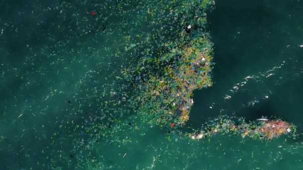 Luchtfoto Van Plastic Zak Vuilnis Vervuild Oceaanwater Zoom Vervuiling Giftig — Stockvideo