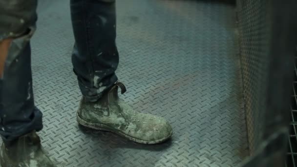 喷雾室区覆盖油漆的工人钢制帽靴 — 图库视频影像