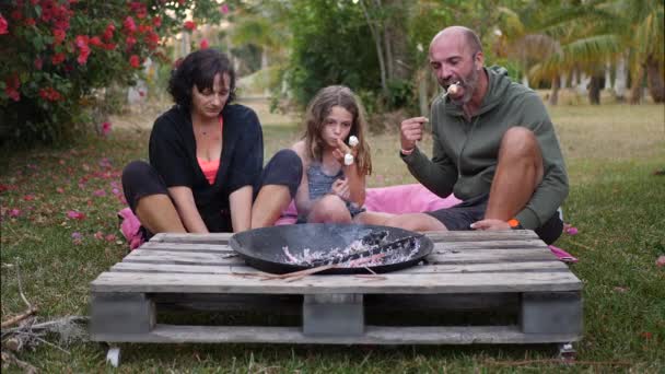 一个三口烤棉花糖的家庭 父母和一个十几岁以下的女儿 — 图库视频影像