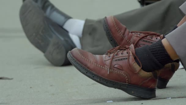 Κλείσε Παπούτσια Άστεγοι Που Κάθονται Στην Οδό Νέας Υόρκης Αργή — Αρχείο Βίντεο