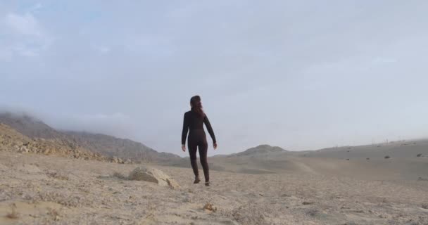 Uma Jovem Bela Misteriosa Meio Deserto Dia Com Vento Soprando — Vídeo de Stock